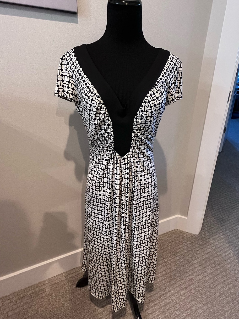 Maggy London Black and White V-Neck Midi Dress